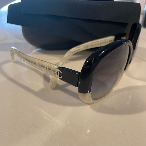 Chanel Sunglasses - classic black and white CC - Picture 9 of 11